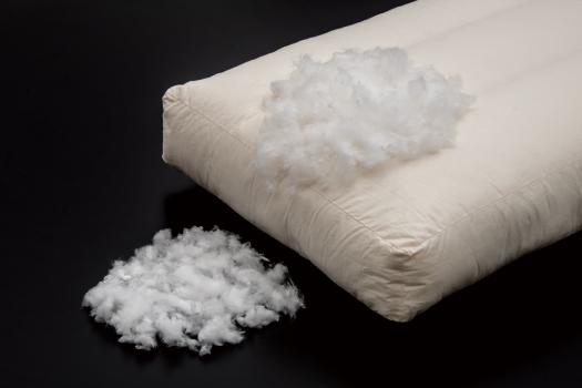 背クッションには、低反発素材のような感触と柔軟性が特徴の超極細繊維（マイクロファイバー）綿を採用しています。