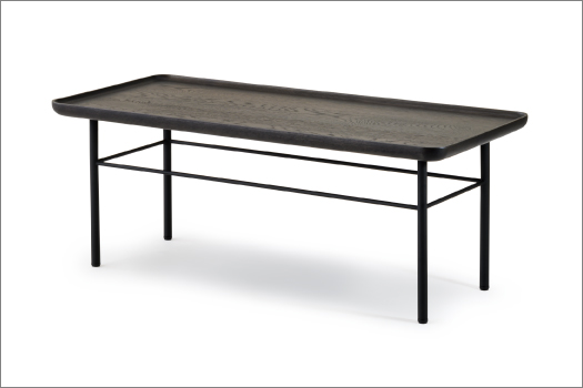 座ベース横にぴったりアソートできるサイドテーブルは、無垢材を削り出した天板と細身のスチール脚の組み合わせです。<br />
